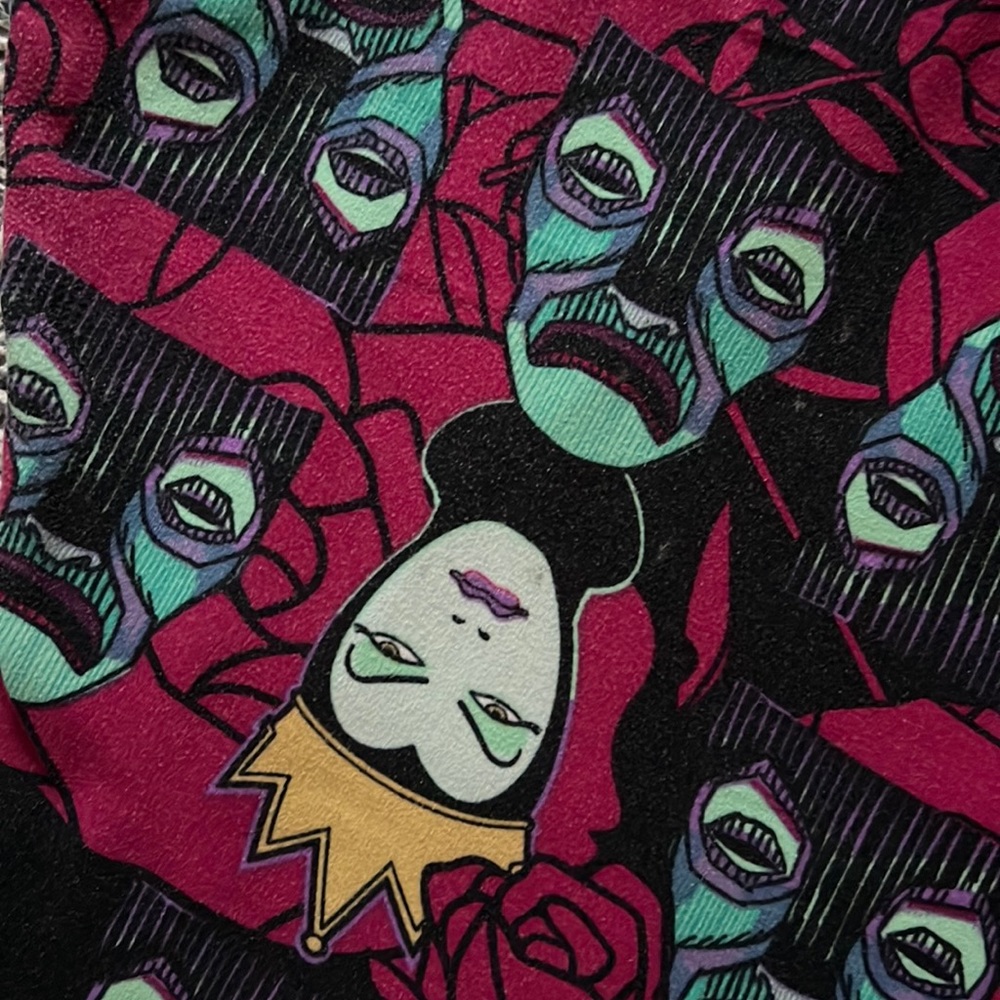 Lularoe y’all and curvy Disney evil queen leggings